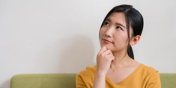 事例解説のイメージ画像（考える女性）